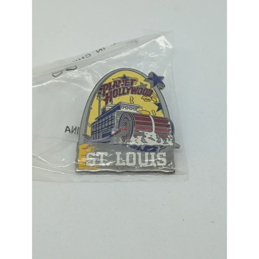 ST LOUIS 1998 YELLOW &‎ RED PADDLEBOAT STEAM SHIP & ARCH PLANET HOLLYWOOD PIN